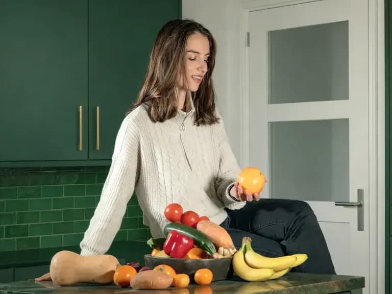 Vrouw op aanrecht